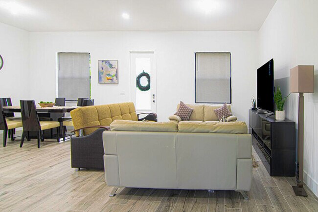 Building Photo - 15245 Brainbridge Cir