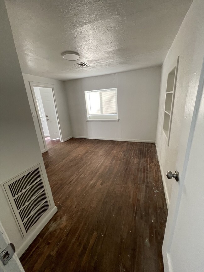 Building Photo - Newly remodeled 1 bedroom / 1 bathroom wit...