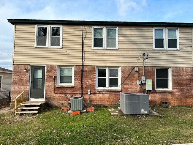 Foto del edificio - Newly Remodeled 4 Bed, 1 Bath Upstairs Uni...