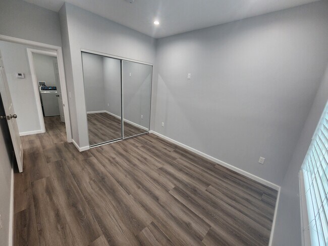 Foto del edificio - 15524 Tupper St
