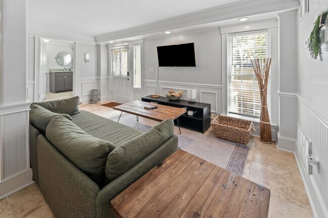 Foto del edificio - Monthly Rental — Stylish First-Floor Condo by Daffin Park with All-Inclusive Utilities