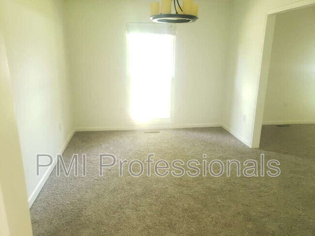 Foto del edificio - 2988 Parkwood Dr