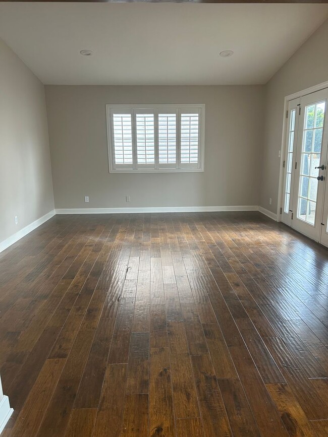 Building Photo - Beautiful 3 Bedroom 2 Bath condo!!