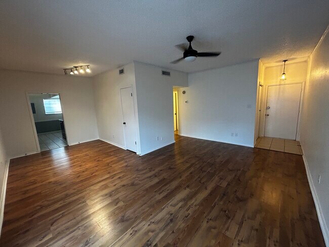 Foto del edificio - 4434 Harlanwood Dr