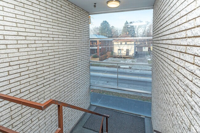 Building Photo - Lahser Manor