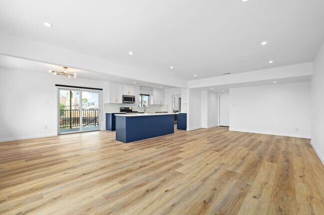Building Photo - 1705 W Beverly Blvd