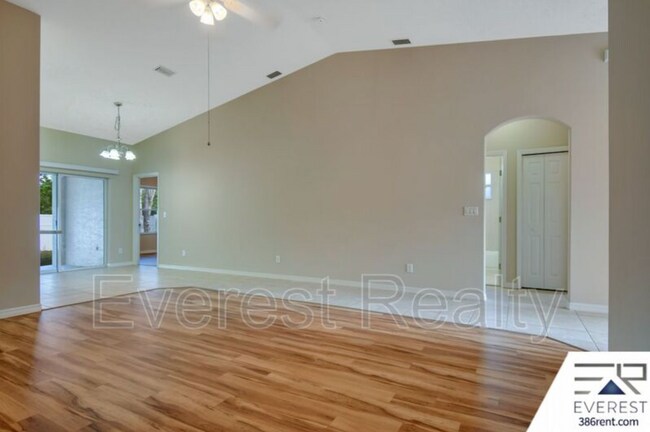 Foto del edificio - FULLY FENCED 3/2/2 TOWN HOME IN THE HEART OF PALM COAST