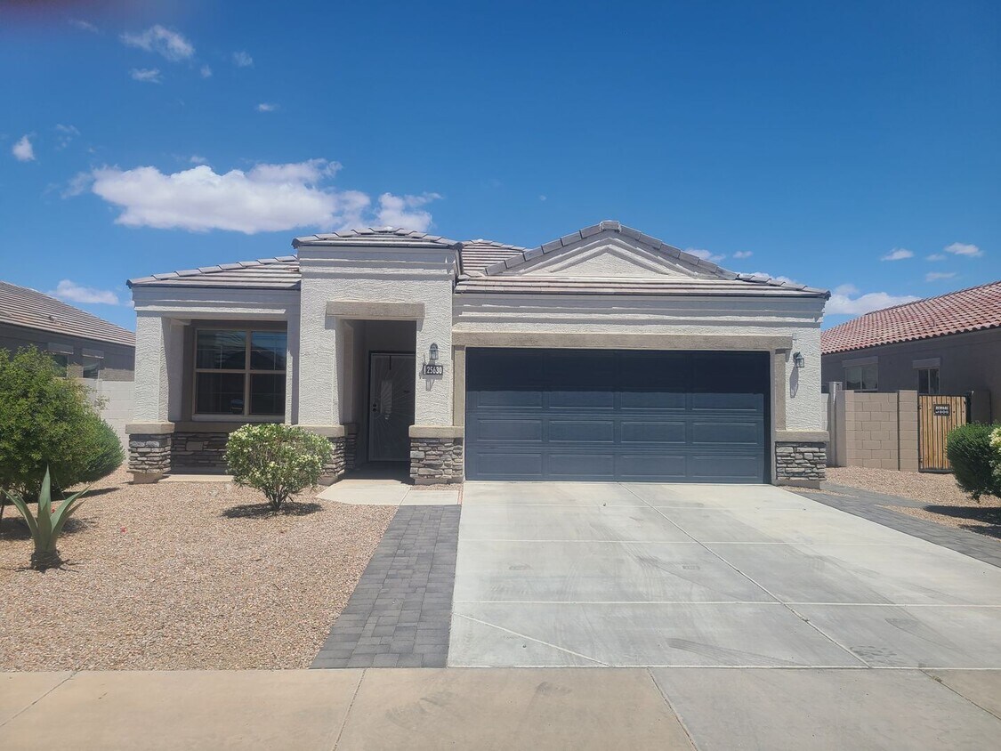 Foto principal - 3 Bedroom, 2 Bath Home Available 08/01/25!!