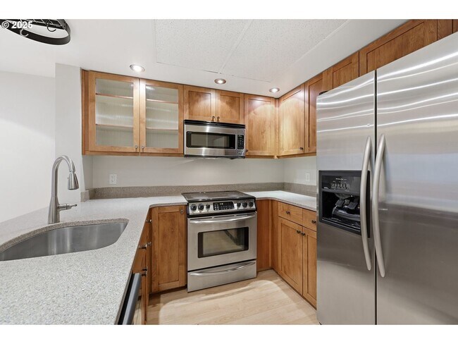 Foto del edificio - Rare 2 Bed 2 Bath + Loft Quintet Condo with Resort-Style Living in Portland’s West Hills