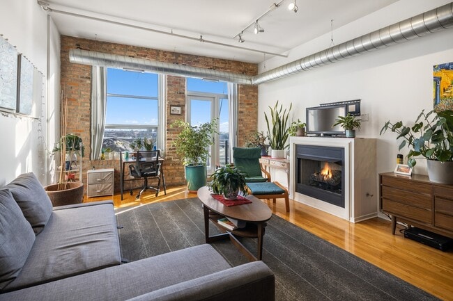 Building Photo - 333 S Desplaines St