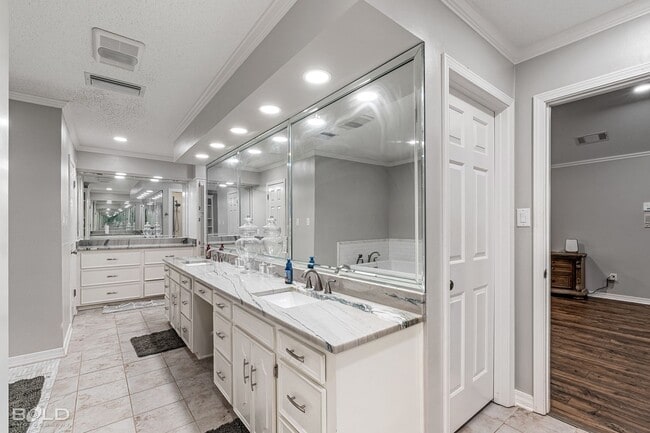 Building Photo - 4 Bedroom 3.5 bath in Greenacres