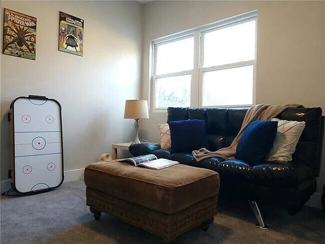 Foto del edificio - 4 Bed 3 Bath in Oakmont