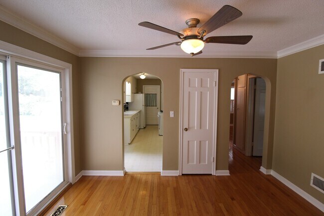 Building Photo - 2 Bedroom 1 Bath Home In Roeland Park