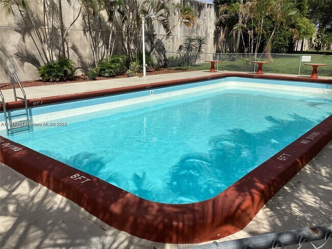 Foto del edificio - 2917 Plunkett St