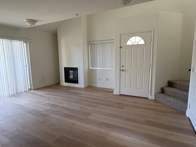 Sala de estar con chimenea - 2946 S Campus Ave