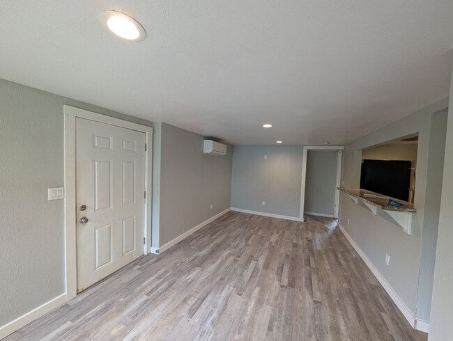 Building Photo - LANM5th