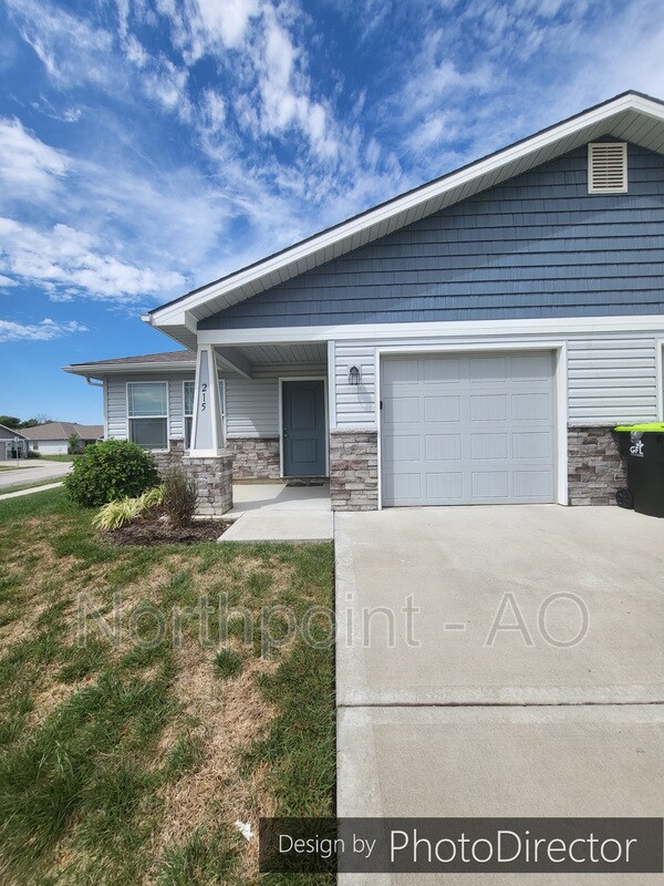 Primary Photo - 215 SW Marigold St