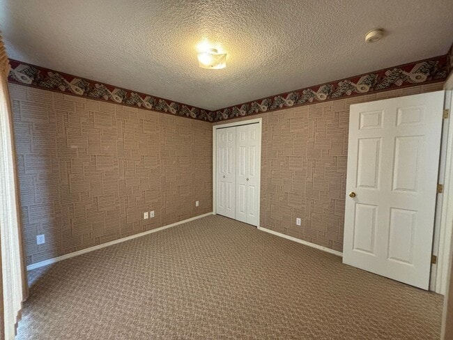 Building Photo - Quiet Two Bedroom Low Maintenance Town Home