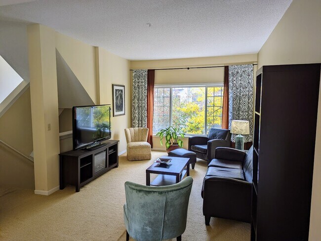 Living Room - 711 Fairfield Cir