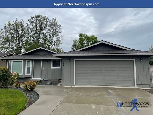 Building Photo - Gorgeous Newly Update 3 Bedroom 2 Bath Home in Friendly Central Point