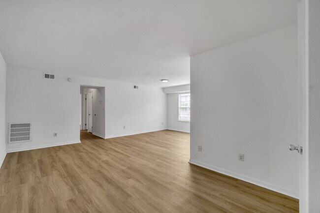 Foto del edificio - Easy Living- Easy Leasing- 2 Bedroom Apart...