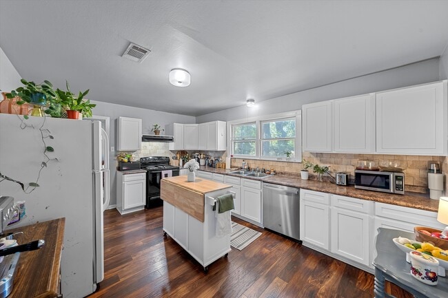 Building Photo - 1100 Hood St