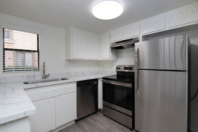 Foto del edificio - Tri-Level La Jolla Townhouse with Washer/Dryer and Garage!