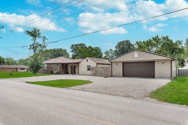 Building Photo - Remodeled 3 Bedroom 2 Full Bath Brick Ranc...