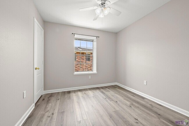 Foto del edificio - 445 W Parker Blvd