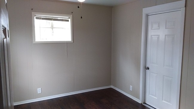 Building Photo - 319 Iris Dr
