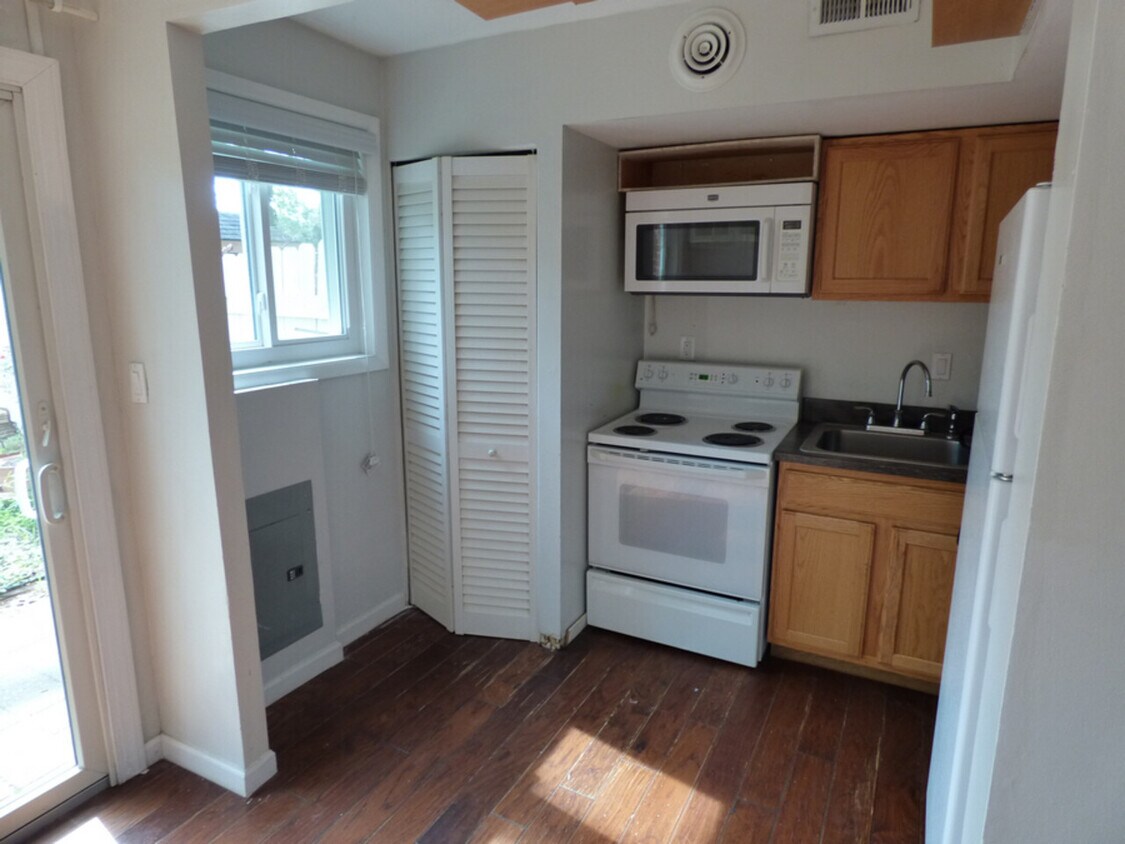 Building Photo - 1208 Westview Terrace