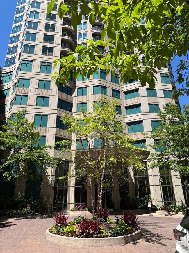 Building Photo - 400 N La Salle Dr