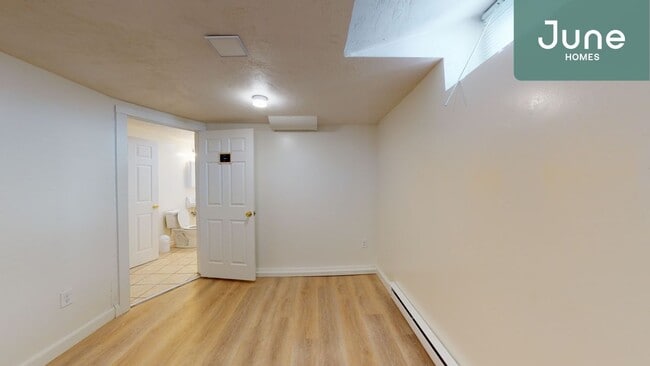 Building Photo - Queen room in 5-bed/2.0-bath Home