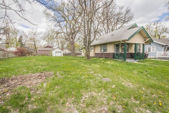 Building Photo - Spacious 3 Bedroom 1 Bathroom Home