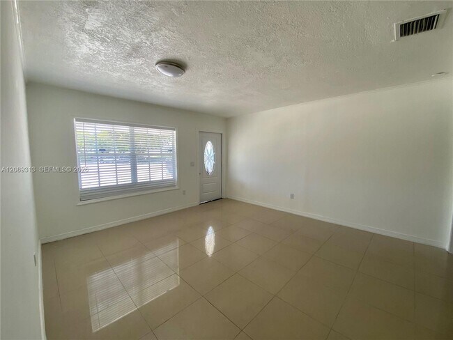 Foto del edificio - 13242 NE 16th Ave
