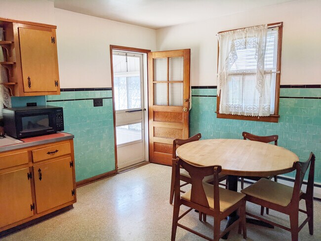 kitchen - 502 E Juniata St