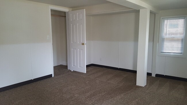 Building Photo - Updated Bungalow with 4 Bedrooms and 2 Ful...