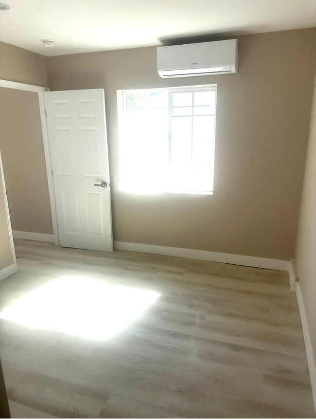 Foto del edificio - 24047 Gilmore St