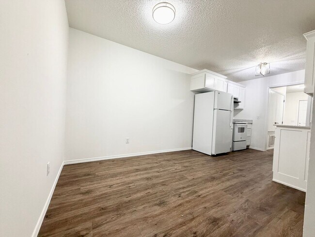 Foto del edificio - ***5905 B Sara Street***