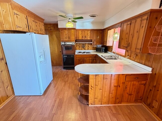 Building Photo - North Nashville retro home with large lot!