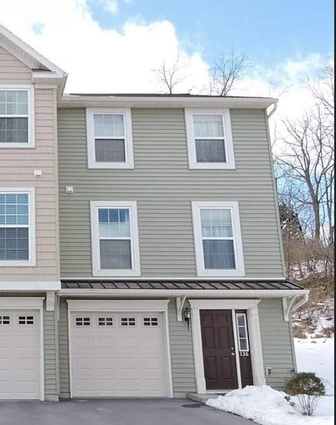 Foto principal - 3bedroom Townhome in Historic Boalsburg