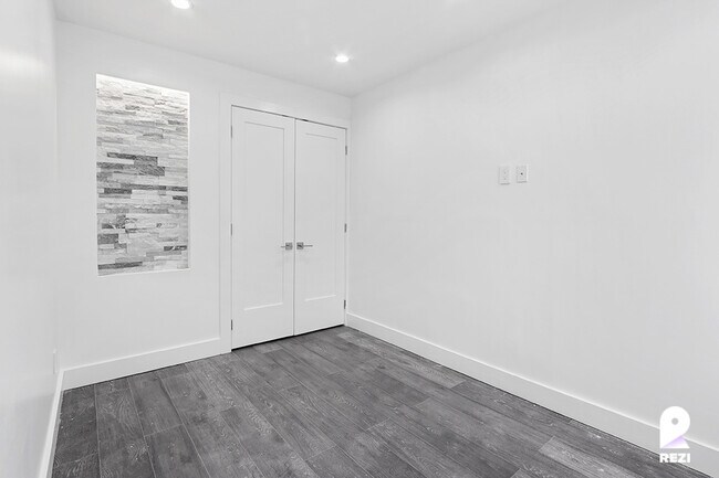 Foto del edificio - 65 Seaman Ave