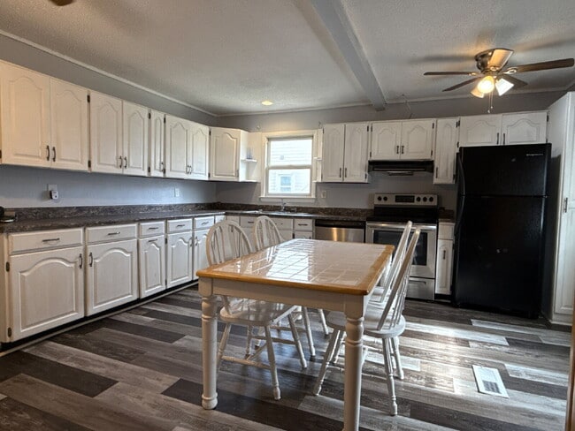 Foto del edificio - "Cozy 3-Bed, 2-Bath Gem on Cypress Avenue with 1375 Sq Ft of Space in Huntsville!"