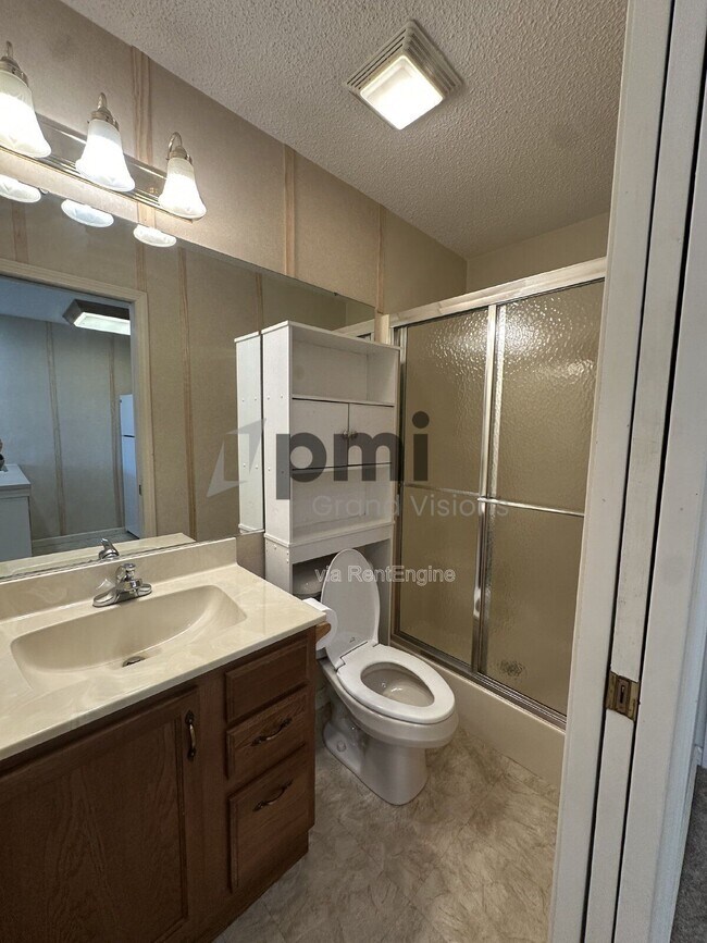 Foto del edificio - 1306 Arthur Ave