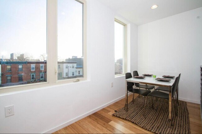 Foto del edificio - 457 E Girard Ave