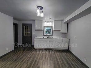 Building Photo - 731 W 4th St