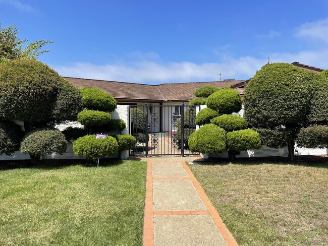 Building Photo - 1290 La Jolla Rancho Rd