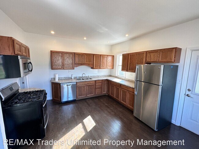 Foto del edificio - 3 br, 1 bath House - 700 Park Avenue