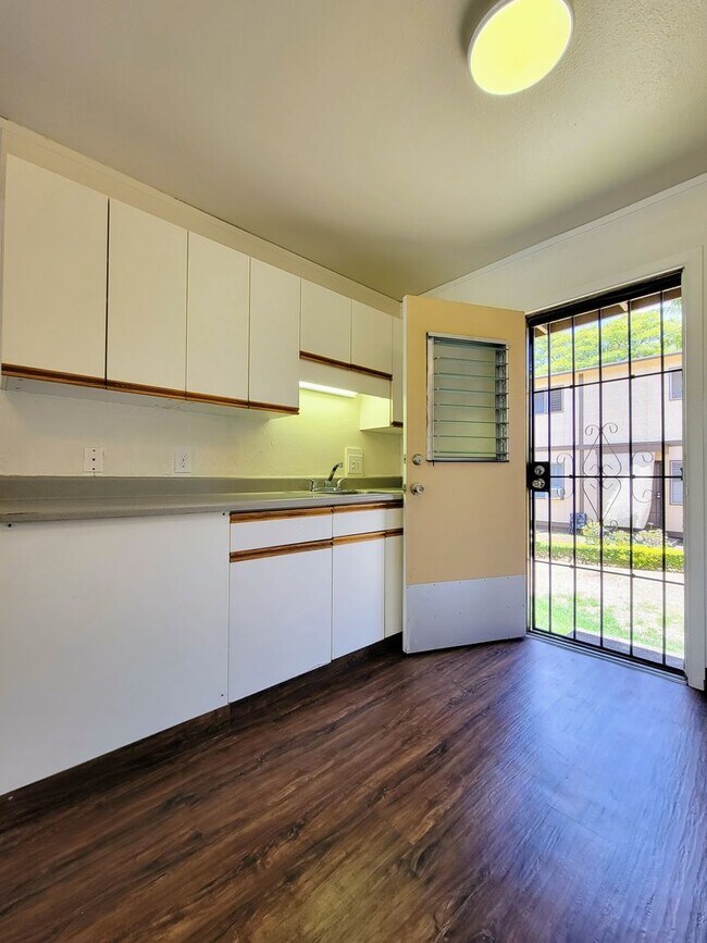 Foto del edificio - AVAILABLE March 16, 2026 | 2 Bedroom, 1 Bathroom Townhome with 1 Assigned Parking | Located at Wa...