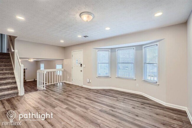 Foto del edificio - 3 br, 2 bath House - 688 Slew Avenue UNIT